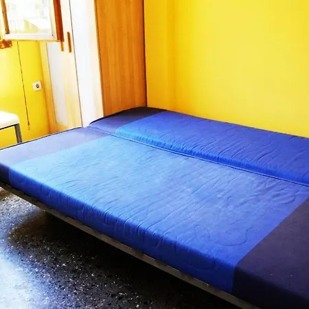 Sunny 25sq Flat, 6th Floor *